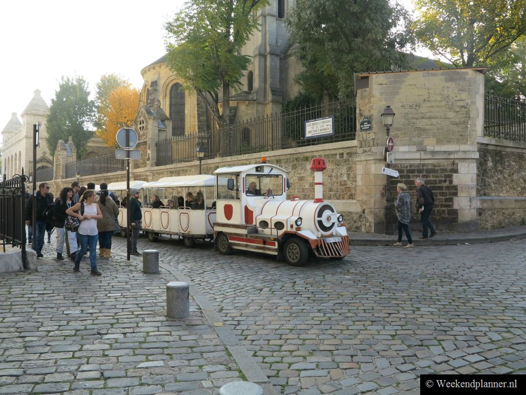 Op de top van de heuvel, naast de kathedraal de Sacré-Coeur, is de halte voor het toeristentreintje dat door Montmartre rijdt. 